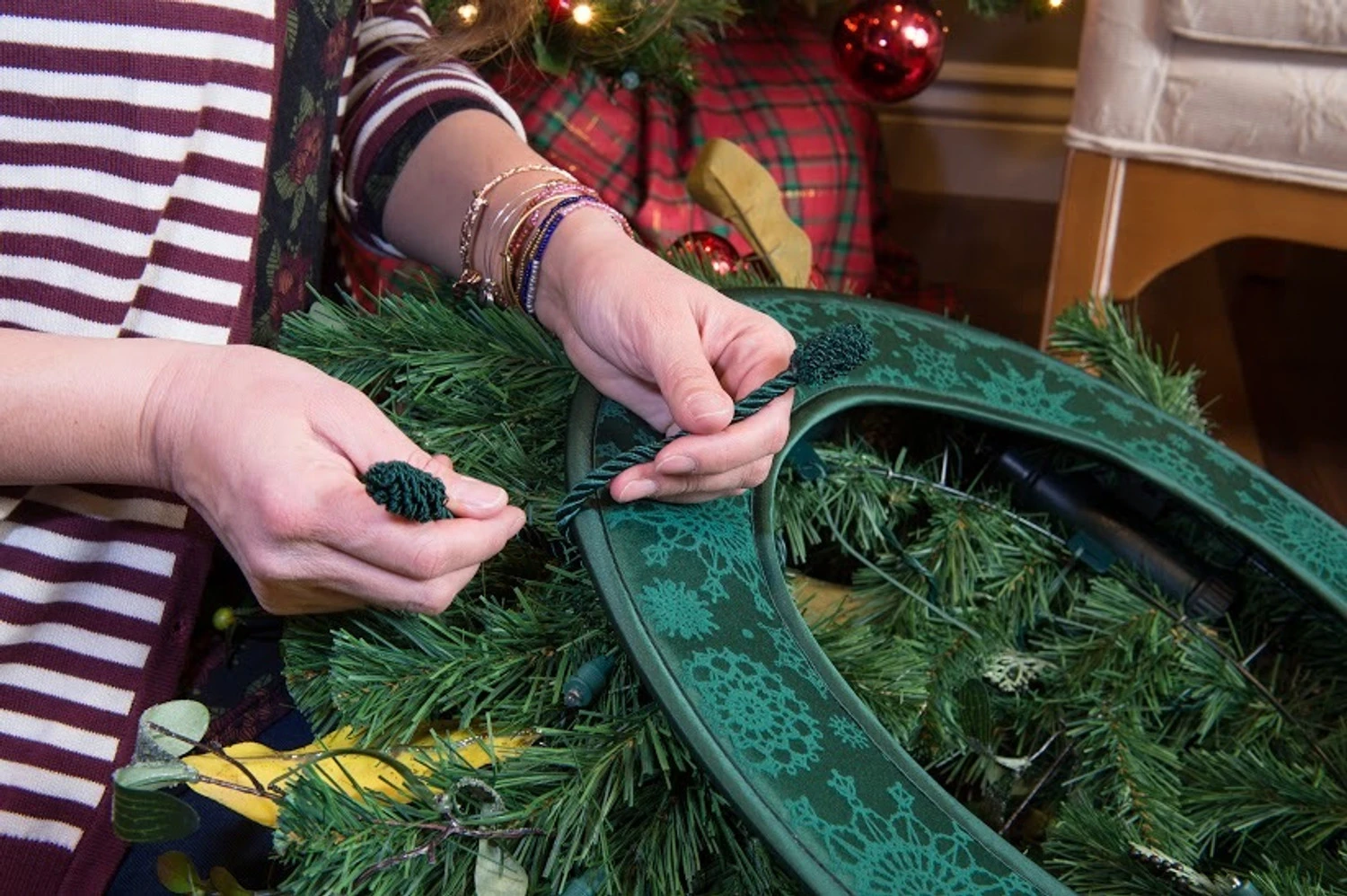 Village Lighting Deluxe Door Saver For Christmas Wreaths V-11101-DLX 4 Village Lighting Deluxe Door Saver For Christmas Wreaths V-11101-DLX - Image 4